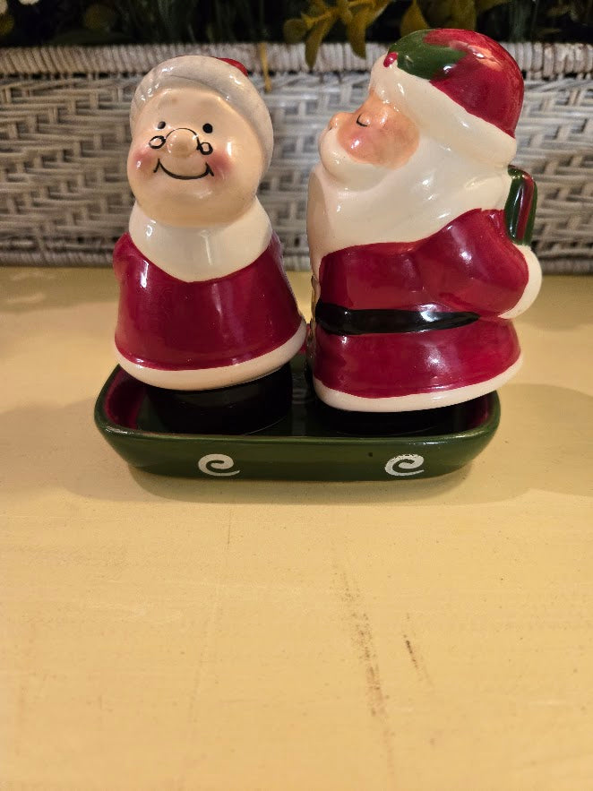 Vintage Mr. & Mrs. Claus Christmas Salt & Pepper Shaker Set with Tray – Festive Ceramic Holiday Décor