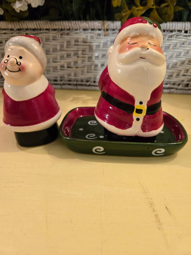 Vintage Mr. & Mrs. Claus Christmas Salt & Pepper Shaker Set with Tray – Festive Ceramic Holiday Décor