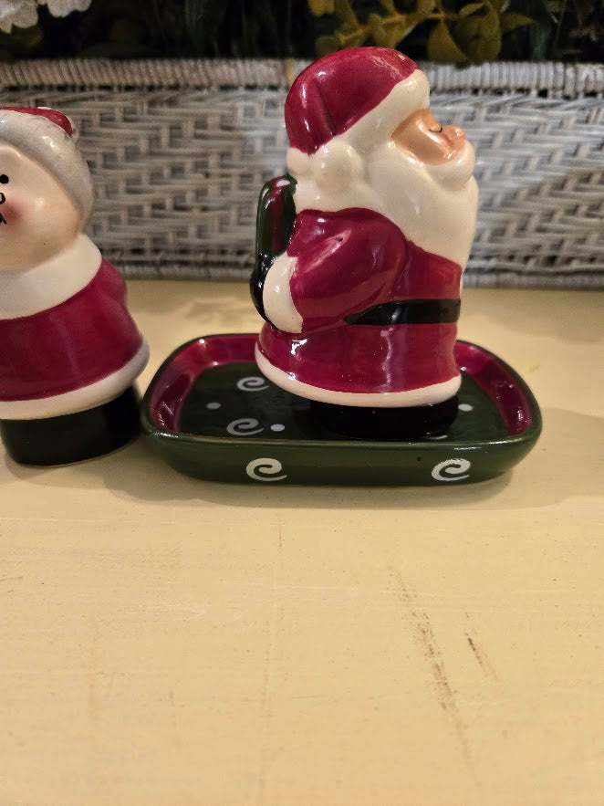 Vintage Mr. & Mrs. Claus Christmas Salt & Pepper Shaker Set with Tray – Festive Ceramic Holiday Décor