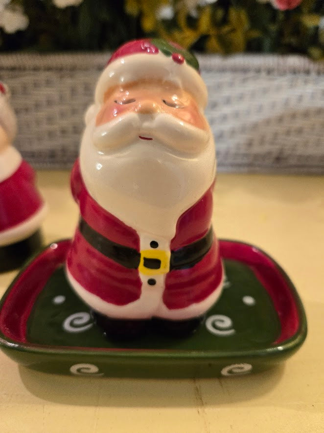 Vintage Mr. & Mrs. Claus Christmas Salt & Pepper Shaker Set with Tray – Festive Ceramic Holiday Décor
