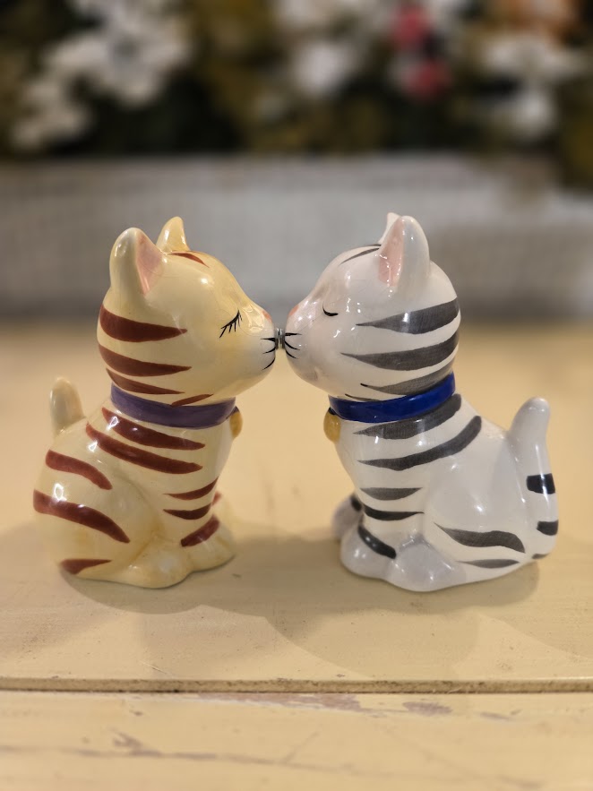 Vintage Ceramic Kissing Cat Figurines – Magnetic Nose Pair, Hand-Painted Collectible