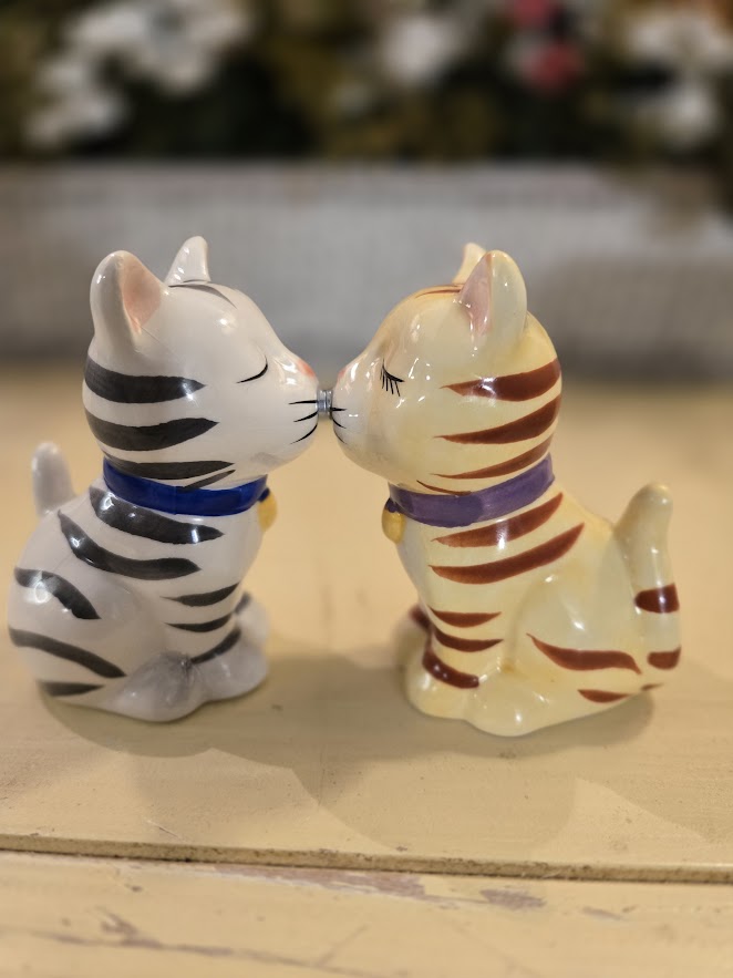 Vintage Ceramic Kissing Cat Figurines – Magnetic Nose Pair, Hand-Painted Collectible