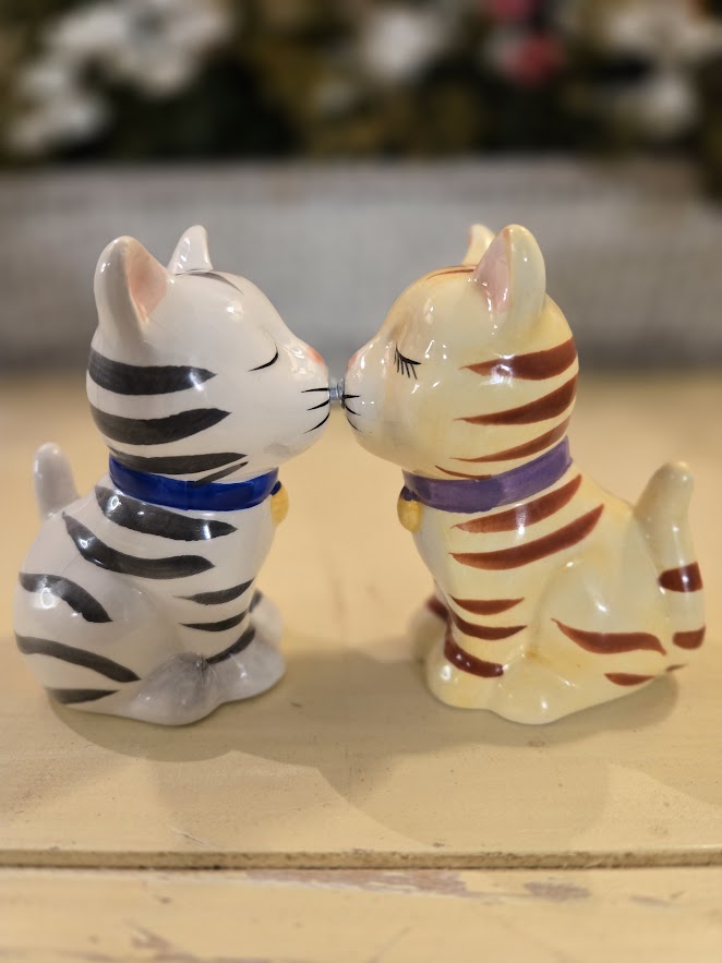 Vintage Ceramic Kissing Cat Figurines – Magnetic Nose Pair, Hand-Painted Collectible