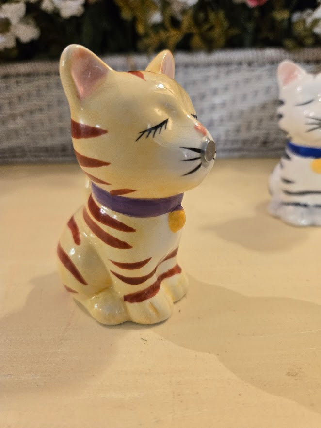 Vintage Ceramic Kissing Cat Figurines – Magnetic Nose Pair, Hand-Painted Collectible