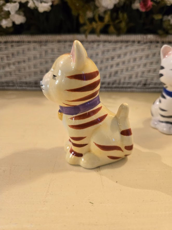 Vintage Ceramic Kissing Cat Figurines – Magnetic Nose Pair, Hand-Painted Collectible