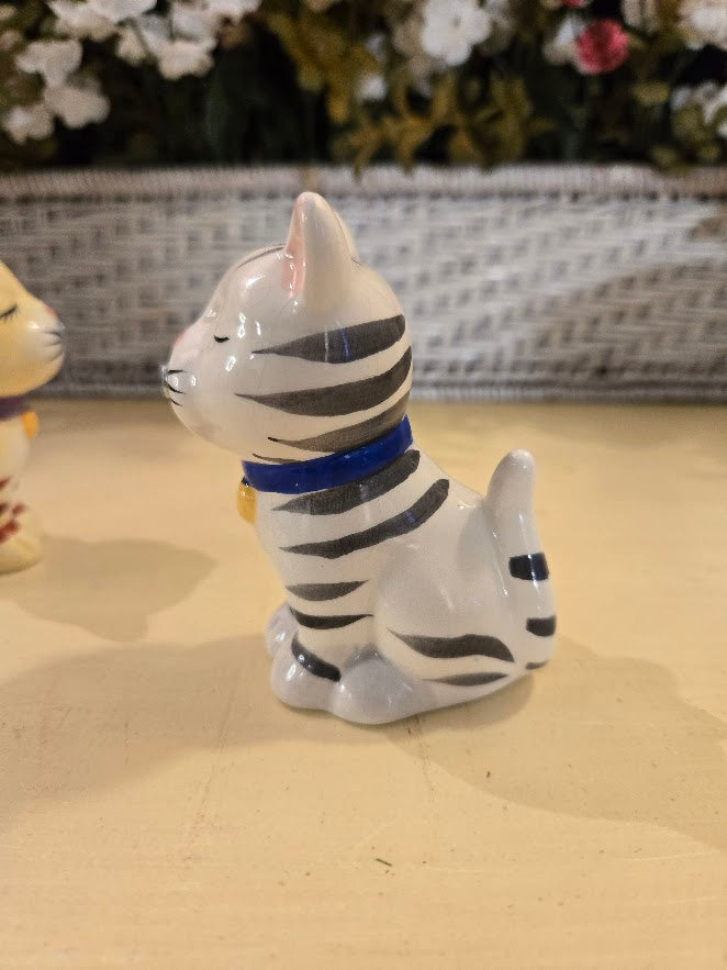 Vintage Ceramic Kissing Cat Figurines – Magnetic Nose Pair, Hand-Painted Collectible
