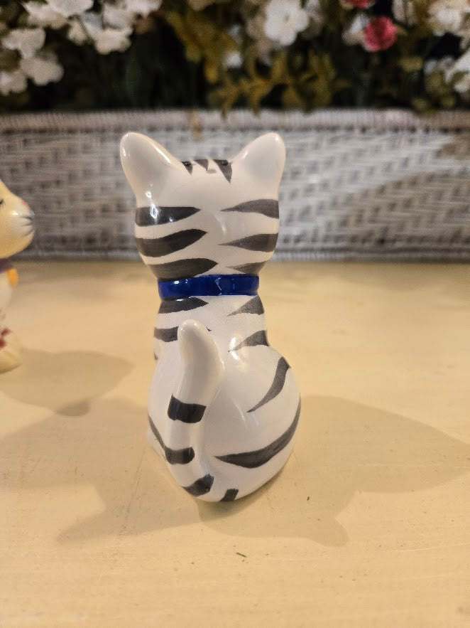 Vintage Ceramic Kissing Cat Figurines – Magnetic Nose Pair, Hand-Painted Collectible