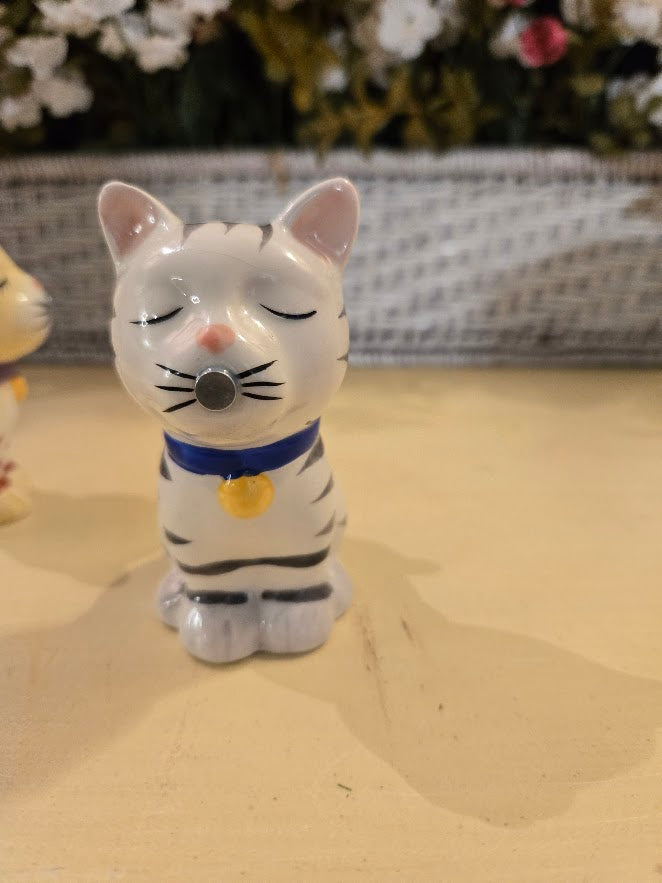 Vintage Ceramic Kissing Cat Figurines – Magnetic Nose Pair, Hand-Painted Collectible