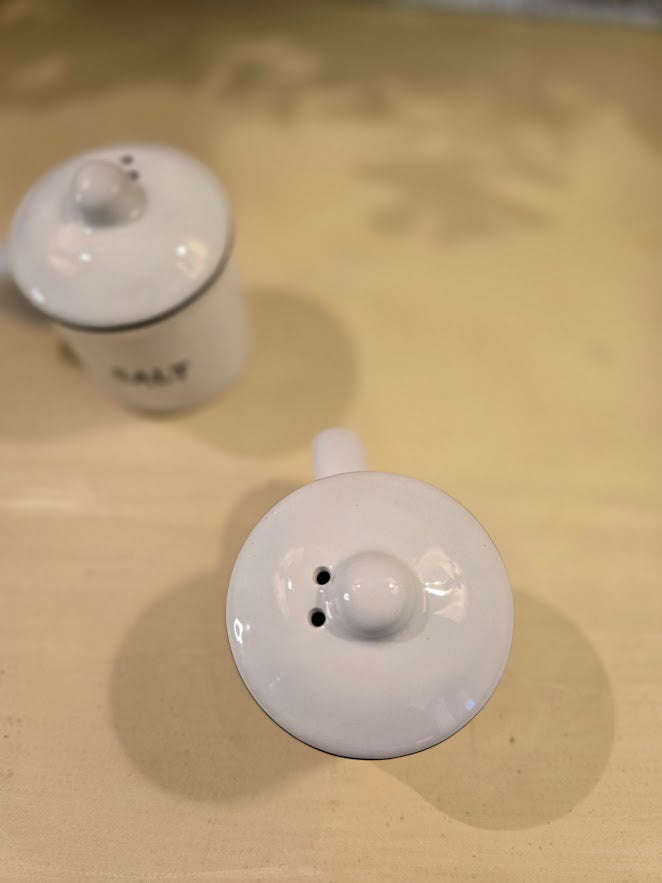 Farmhouse Salt & Pepper Shaker Set with Handles & Lids – Rustic Kitchen Tabletop Décor