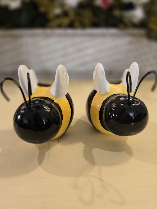 New Ceramic Bee Salt & Pepper Shaker Set – Bumblebee Kitchen Table Décor