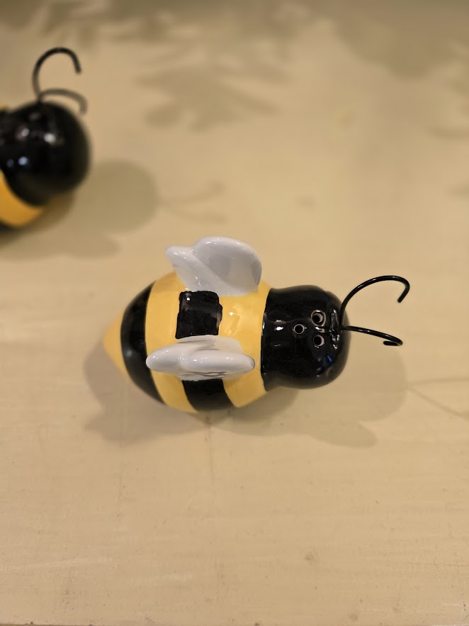 New Ceramic Bee Salt & Pepper Shaker Set – Bumblebee Kitchen Table Décor