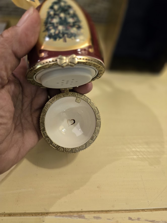 Vintage-Inspired Porcelain Music Egg Trinket Box – Christmas Tree Design with Gold Trim