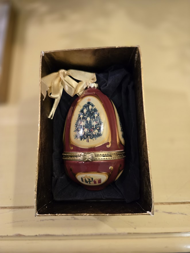Vintage-Inspired Porcelain Music Egg Trinket Box – Christmas Tree Design with Gold Trim
